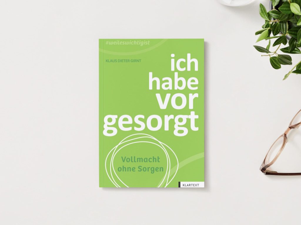 Das Buch „Ich habe vorgesorgt“ von Klaus Dieter Girnt, aufgeschlagen auf einem Tisch